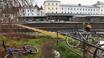 Bild: Gabi Schönberger
So nah und doch so fern. Noch führt kein direkter Weg vom Lerchenfeld zum Bahnhof. Jetzt gibt es gleich zwei Stadtratsanträge, um das zu ändern.