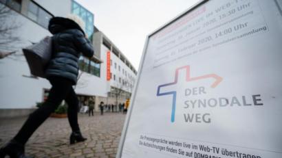Bild: Andreas Arnold/dpa
Eine Frau geht zur Veranstaltung "Der Synodale Weg" im Haus am Dom in Frankfurt.
