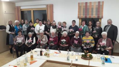 Bild: rgl
Das Vorstandsteam des Katholischen Frauenbunds Luhe ehrt 23 Mitglieder.