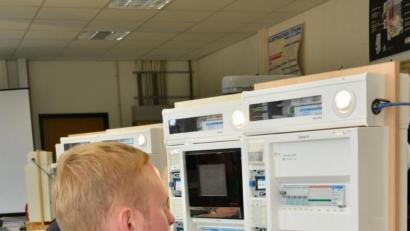 Bild:  Michael Lueder/HWK Potsdam/dpa-tmn
Um sich für eine Meisterschule zu entscheiden, kann ein Besuch vor Ort hilfreich sein. Denn auch die Ausstattung der Werkstätten spielt eine Rolle - etwa für den Bereich Elektrotechnik.