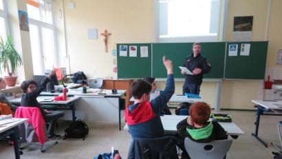 Bild: jzk
„Fahrradfahren ist nicht ungefährlich“, warnte Polizeihauptmeister Carsten Landgraf die Sechstklässler.