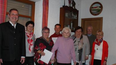Bild: cs
Seit Jahrzehnten halten diese Jubilare dem Behinderten- und Rehabilitationssportverein die Treue. Mit im Bild Ingrid Menzel (rechts), Ingrid Wiesner (links) vom Leitungsteam sowie Bürgermeister Joachim Neuß.