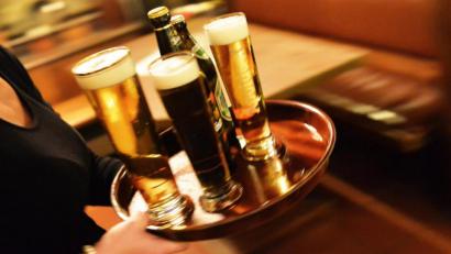Bild: Marc Tirl/dpa
Prost: 9,2 Milliarden Liter Bier haben die deutschen Brauer im vergangenen Jahr verkauft.