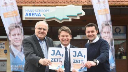 Bild: Gabi Schönberger
Ehrenkreisvorsitzender Lothar Höher, OB-Kandidat Benjamin Zeitler und Kreisvorsitzender Stephan Gollwitzer stellen das CSU-Programm in der Hans-Schröpf-Arena vor. Auch dieser Ort ist mit Bedacht gewählt. Er soll an die mächtige CSU unter der Ägidie Schröpfs und zugleich an die damals großen Fortschritte in der Stadtentwicklung erinnern, für die das Freizeitzentrum an der Raiffeisenstraße steht.