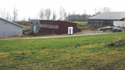 Bild: wro
Der Straßenbau im Gewerbegebiet wird heuer abgeschlossen, versprach Bürgermeister Wolfgang Braun in der Januar-Sitzung des Gemeinderats. Festgelegt wurden bereits die Straßennamen: „Obere Gewerbestraße“ und „Untere Gewerbestraße“.