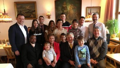 Bild: sl
Das Jubelpaar Gretl und Karl Woppmann (vorne, Mitte) mit ihren Enkeln und Kindern, den beiden Priestern (rechts und links davon) sowie Bürgermeister Anton Kappl (links)