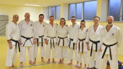Bild: dob
Vohenstraußer Karatekas mit Sensei Helmut Körber (Vierter von links), die sich in Bad Abbach auf den nächsthöheren Dan vorbereiteten.