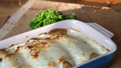 Bild: Gabi Schönberger
Eine Mischung aus Spinat, Champignons und Zwiebeln füllt die Pfannkuchen. Mit frischem Parmesan und einer Sauce aus Sauerrahm kommen die Rollen in den Backofen.