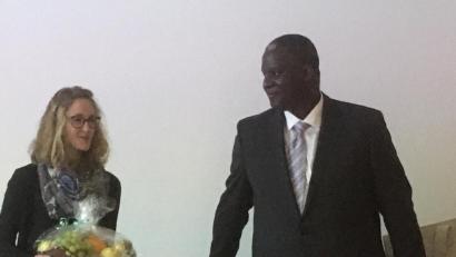 Bild: mrb
Miriam Beer überreicht Chefarzt Vincent Wanji einen Obstkorb.