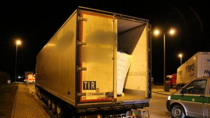 Bild: Andy Eberlein/dpa
Ein Transporter steht auf einem Autobahnparkplatz Ludergraben mit einer offenen Hintertür.