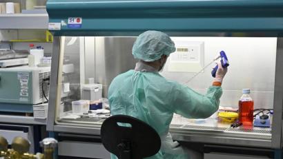 Bild: Hans Punz/APA/dpa
Im Institut für Hygiene und Angewandte Immunologie der Medizinischen Universität Wien führt ein Mitarbeiter Laboruntersuchungen zur Abklärung des Coronavirus durch.