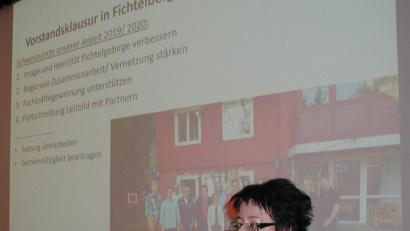 Bild: ld
Eine leidenschaftilche und aus Überzeugung arbeitende Kämpferin für die Region: die Vorsitzende des Fördervereins Fichtelgebirge e.V., Sybille Kießling, bei der Jahreshauptversammlung im Mehrzwecksaal in Brand.