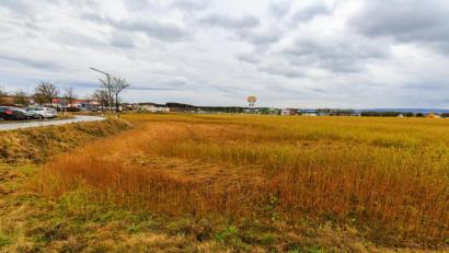 Bild: Hösamer
Am Brunnfeld, neben dem Pendlerparkplatz (links), soll nun ein Hotel und eine Bäckerei samt Gastronomie entstehen. Die Kino-Pläne des Investors sind vorerst vom Tisch.
