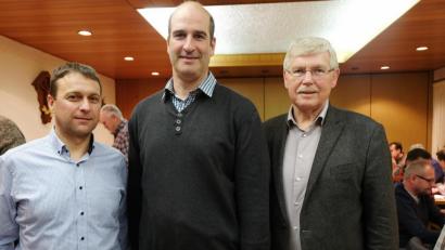 Bild: ohr
Referierten bei der Jahreshauptversammlung der EG Stulln im Gasthaus Lorenz: Christian Ochsenkühn (links) von Burgis), Kartoffelqualitätsprüfer Thomas Zirngibl (Mitte) und Georg Mayer, Leiter am Amt für Ernährung, Landwirtschaft und Forsten Nabburg (rechts).
