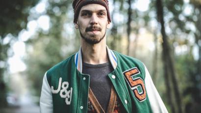Bild: Maxi Pongratz
Das erste „Maxi-Album“ des „Kofelgschroa“-Akkordeonisten Maxi Pongratz erscheint beim Münchner Trikont-Label und soll vor allem „pur“ klingen.
