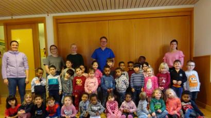 Bild:  Evangelischen Kindergarten/exb
Zahnarzt Dr. Michael Hubrich schaute im Evangelischen Kindergarten vorbei.