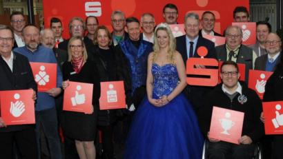 Bild: gf
Spenden von insgesamt 16300 Euro erhielten Vereine und gemeinnützige Organisationen aus Amberg und dem Landkreis. Verteilt wurden die Gelder vom Sparkassenvorstand Alexander Düssil (Bildmitte zwischen dem Riedener Faschingsprinzenpaar) und Landrat Richard Reisinger (Zehnter von rechts)