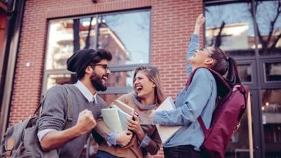 Bild: djd/Allianz Deutschland AG/Getty
Endlich sind Schule und Uni geschafft, nun kann es mit der Karriere losgehen. Was viele dabei unterschätzen: Auch in jungen Jahren kann man schon berufsunfähig werden, dagegen sollte man sich rechtzeitig schützen.