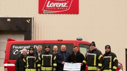Bild: lst
Die Steyr-Club- und Anbaugenossenschafts-Verantwortlichen Walter Pröls, Reinhard Alberti, Joachim Wagner und Wolfgang Bock (von links.) überreichen an die Feuerwehr Floß, vertreten durch Felix Witzl, Florian Witzl, Felix Müller und Mathias Vrhovec (von links, in Uniform) 1000 Euro für die Anschaffung eines neuen Schlauchwagens.