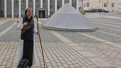 Bild: tr
Der Brunnen im Klosterhof ist der Ausgangspunkt für die Pilger-Wanderungen zusammen mit Äbtissin Laetitia Fech. Wanderschuhe, Rucksack und Pilgerstab warten auf ihren ersten Einsatz im kommenden Jahr.