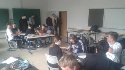 Bild: FOS/BOS Marktredwitz/exb
Wer braucht für Noten schon Lehrer? Die Realschüler können sie mit ihren selbstgebauten Geräten jetzt selbst auswürfeln.