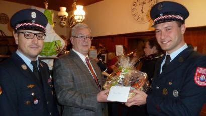 Bild: Wilhelm Amann
Die Feuerwehr gehört zu den Lebensinhalten von Karl Beer (Mitte). Die beiden Vorsitzenden Bernhard Blüml (links) und Thomas Prey (rechts) gratulierten ihm zum 70. Geburtstag, während die Feuerwehrkapelle im Hintergrund gerade ein Ständchen spielte.