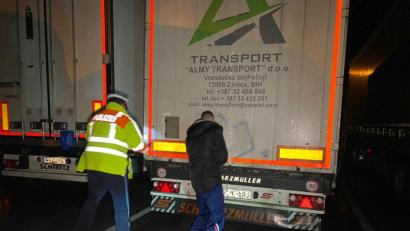 Bild: Alexander Auer
Aus diesem Lkw befreite die Polizei am Mittwochabend fünf geflüchtete Männer bei Parsberg (Kreis Neumarkt).