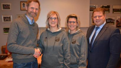 Bild: jr
Christine Stadlbauer (Zweite von links), hier im Bild mit ihrer Torhüterin Christin Liebscher, ist neue Spartenleiterin der Abteilung Damenfußball beim SV Steinmühle. Dazu gratulierten SV-Vorsitzender Stephan Andörfer (links) und Zweiter Bürgermeister Stefan Grillmeier.