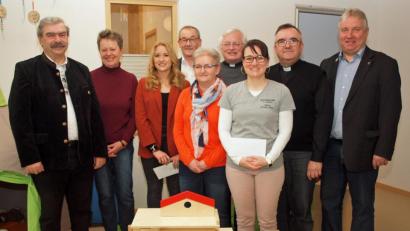 Bild: sön
Im Namen des Siedlerbunds Ensdorf im Verband Wohneigentum übergaben Vorsitzender Reinhard Ott, Kassiererin Rita Brem-Wittman (von links) und Schriftführerin Gerlinde Hafenbradl (Vierte von links) die Gesamtspende über 800 Euro an Kindertagesstätten-Leiterin Katharina Simon (Dritte von links) aus Rieden und ihre Kollegin Manuela Mayr auf Ensdorf (Fünfte von links). Für Gemeinden und Pfarreien dankten Bürgermeister Markus Dollacker, Pfarrer Slawomir Niemczewski SDB, Pfarrer Gottfried Schubach und Bürgermeister Erwin Geitner (hinten von rechts).