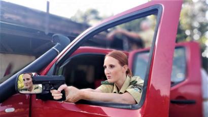 Bild: Ulla Britta Baumer
Die in Wiesau aufgewachsene Münchener Fernsehschauspielerin Christina Baumer jagt (hier bei einem Probendreh) im Fichtelgebirgskrimi als Polizeiwachtmeisterin Lena Völkl in spektakulären Szenen regionale Verbrecher.