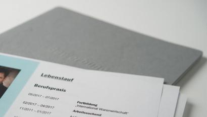 Symbolbild: Robert Günther/dpa
Wer aus der Masse der Bewerbungen herausstechen will, sollte sich im Vorfeld auch Gedanken über einen guten Lebenslauf machen.