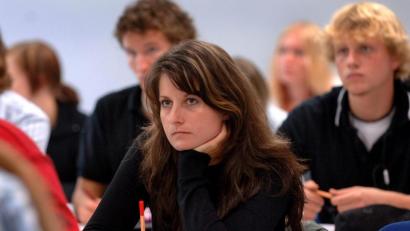 Symbolbild: Jens Büttner/dpa
Duale Ausbildungen und Studiengänge verbinden optimal Theorie und Praxiserfahrung.