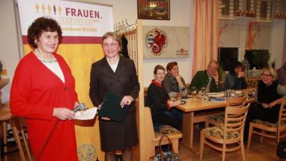 Bild: wro
Elsa Bächer und Rita Korb (von links) kandidieren für den Gemeinderat. Beim Frauentalk der FU stellten sie sich persönlich vor.