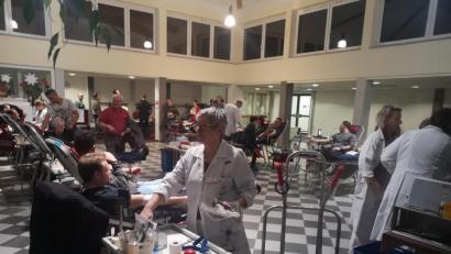 Bild: mde
Großer Ansturm bei der Blutspende, auch dank vieler Erstspender. Zu keiner Zeit blieb eine der Spenderliegen im Atrium der Mittelschule unbelegt.