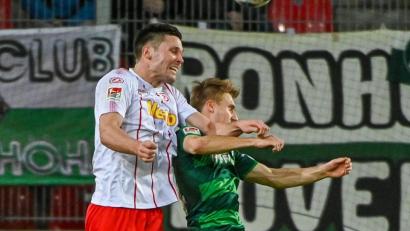 Bild: Armin Weigel/dpa
Andreas Albers von Regensburg (l.) und Maximilian Sauer von Fürth beim Kopfballduell.