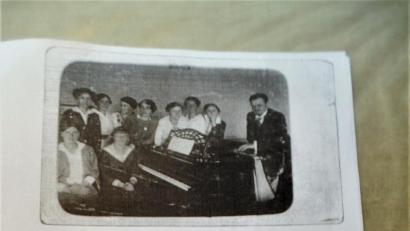 Repro: jml
Soll mit der Platzgestaltung im Ortskern von Kohlberg an den 1864 in diesem Haus geborenen Musikprofessor Anton Beer-Walbrunn (oben rechts) erinnert werden oder nicht? Diese Frage müssen die Markträte in nächster Zeit beantworten.