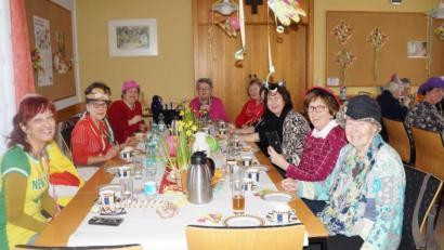 Bild: weu
Beim „Faschingskränzchen“ des Frauenkreises amüsierten sich die Damen bei Tanz, Polonaise und Schunkelrunden.