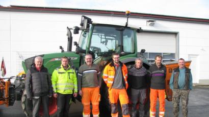 Bild: exb
Bürgermeister Günter Kopp ist froh über die Unterstützung durch Michael Bockisch (von links), die das Bauhofteam beim Winterdienst erhält.