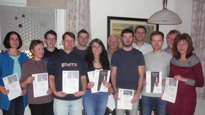 Bild: sp
Viele hochklassige Spiele gab es wieder bei den Tischtennis Stadtmeisterschaften des SVSW Kemnath. Wie im Vorjahr siegte Florian Spies (Dritter von rechts) gefolgt von „Gastspieler“ Sebastian Boemmel (Fünfter von links) und Andreas Schindler (Vierter von rechts). Bei den Damen belegten Jenny Schlicht (Mitte) und Petra Weber (rechts) die Plätze zwei und drei.