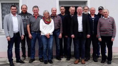 Bild: u
Der neue Vorstand des Geflügelzuchtvereins Schnaittenbach-Hirschau (von links): Bürgermeister Uwe Bergmann, Helmut Herrmann, Roland Lindner, Marion Lindner, Peter Heindl, Wolfgang Freitag, Zweiter Vorsitzender Anton Luber, Vorsitzender Gerhard Heindl, Richard Schwärzer, Hans Heindl, Sigi Söllner und Elmar Kral.