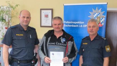 Bild: Polizeiinspektion Eschenbach
Weil Robert Tafelmeier (Mitte) "echten Bürgersinn" bewiesen hat, überreichen ihn Polizeihauptmeister Christoph Wenzl (links) und erster Polizeihauptkommissar Werner Stopfer ein Dankschreiben des Polizeipräsidenten.