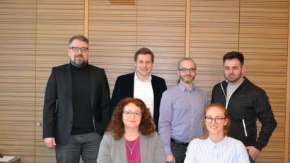 Bild: rti
Der Fachtag „Fachkräfteeinwanderung“ soll auch ein Zeichen sein, dass sich die Landkreise Neustadt/WN und Tirschenreuth sowie die Stadt Weiden als einen Wirtschaftsraum sehen. Dafür stehen (sitzend, von links) Wirtschaftsförderin Barbara Mädl und Bildungskoordinatorin Tina Vetter sowie (hinten, von links) Wirtschaftsförderer Volker Höcht, Wirtschaftsförderer Nicolas Lahovnik, Bildungskoordinator Kevin Fischer und Bildungskoordinator Ahmed El-Zein.