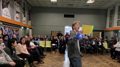 Bild: eig
Der Saal im Juz ist gut gefüllt: Kommunalpolitiker aller Parteien und viele junge Menschen diskutieren darüber, was es für eine klimafreundliche Zukunft der Stadt braucht; vorn Lukas Prölß von den "Fridays for Future", der die Veranstaltung zusammen mit Theresa Waidhas vom Jugendforum moderiert.