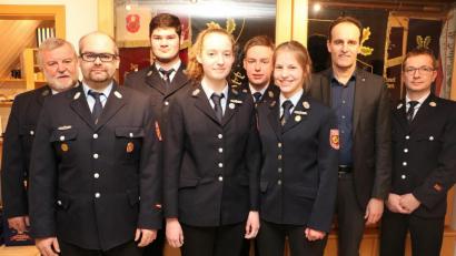Bild: gru
Die Jugendarbeit der Feuerwehr Steinling trägt bei Leistungsprüfungen und im Wissenstest Früchte. Von links Vorsitzender Richard Winter, Kommandant Michael Leipold, Lukas Graf, Maria Wopperer, Lukas Wopperer, Hanna Wopperer, Bürgermeister Hans-Jürgen Strehl und Kreisbrandmeister Christian Meyer.