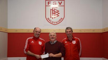 Bild: fla
SPD-Vorsitzender Martin Troidl (Mitte) überreicht 300 Euro an Hubert Pühler (links) und Josef Gollwitzer (rechts) für die Jugendarbeit des FSV Waldthurn.