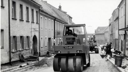 Bild: ws
Einsatz am Heimatort: Eine GRW 10 im Januar 1970 in der Hochwartstraße in Tirschenreuth. Bis heute hat sich die Optik dieses Maschinentyps kaum verändert.