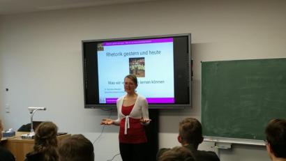 Bild: exb/Barbara Neuber
Die promovierte Germanistin und Sprecherzieherin Barbara Neuber vermittelt Kenntnisse aus der antiken Rhetorik.