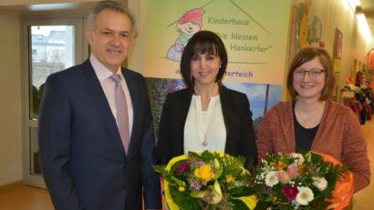 Bild: jr
Blumen überreichte Bürgermeister Roland Grillmeier an die neuen Leiterinnen des Kinderhauses „Die kleinen Hankerler“, Susanne Fellner und ihre Stellvertreterin Ramona Zeitler (von links).