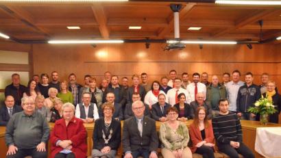 Bild: fjo
An der Seite von Ehefrau Edeltraud und Tochter Marina ehrt die Marktgemeinde Josef Eschenbecher (vorne, Mitte) durch Bürgermeisterin Margit Kirzinger mit einem Festakt im Sitzungssaal des Rathauses.