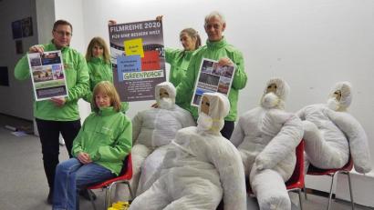 Bild: Bühner
Diese Papierpuppen begleiten die Filmreihe von Greenpeace Weiden.